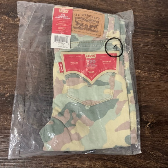 Levis 721 High Rise Skinny Jeans Olive Pink Camo Size 4 NWT - Picture 2 of 3